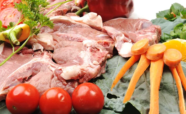 Gesneden vlees met saus aan boord met groenten — Stockfoto