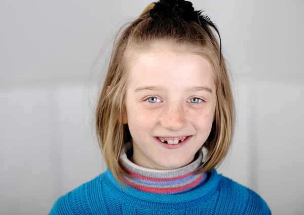 Aranyos szőke kislány portréja — Stock Fotó