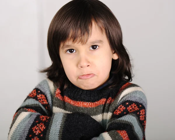 Θυμωμένος αγόρι με τα μακριά μαλλιά — Φωτογραφία Αρχείου