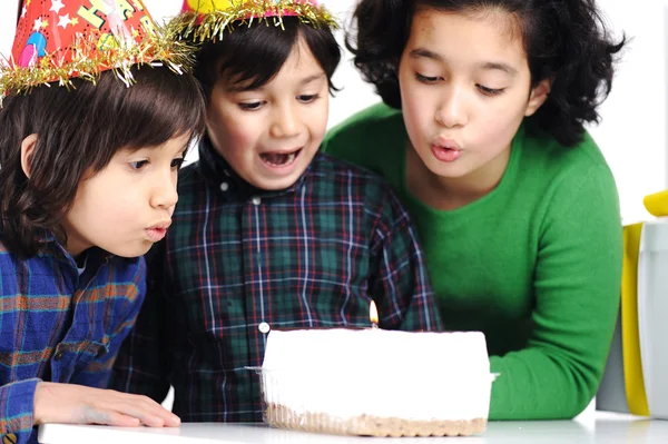Doğum günü partisi pasta çocuk grubu mumu üfleme — Stok fotoğraf
