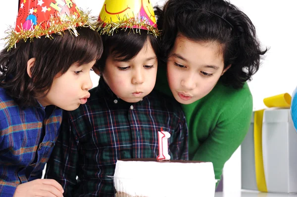 Doğum günü partisi pasta çocuk grubu mumu üfleme — Stok fotoğraf