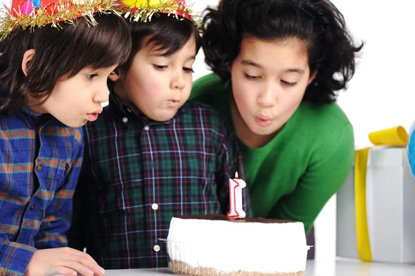 Doğum günü partisi pasta çocuk — Stok fotoğraf