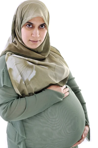 Беременная мусульманка со счастливым выражением лица — стоковое фото