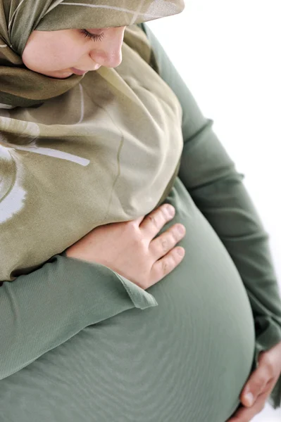 Mulher muçulmana grávida com expressão feliz — Fotografia de Stock
