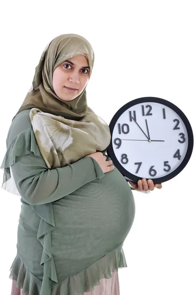 時計とイスラム教徒妊婦のおなか — ストック写真