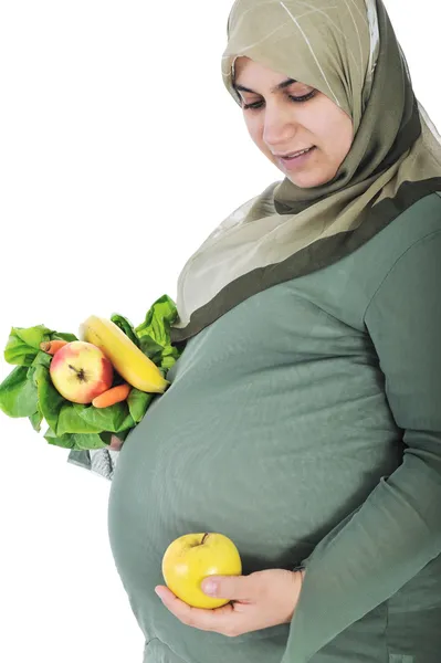 Donna musulmana incinta con cibo sano — Foto Stock