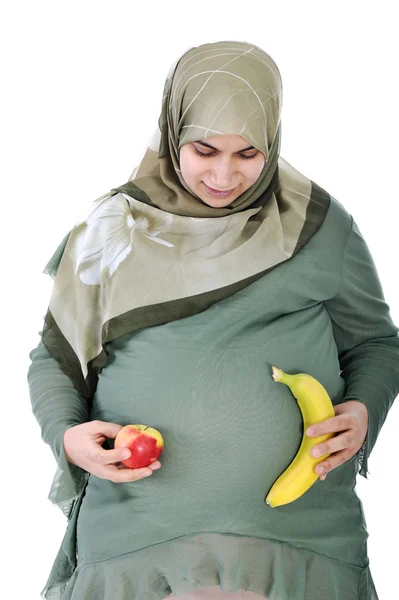 Zwangere Moslimvrouw met gezond voedsel — Stockfoto