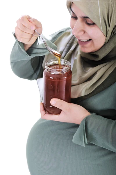 イスラム教徒の女性が妊娠中の健康食品 — ストック写真