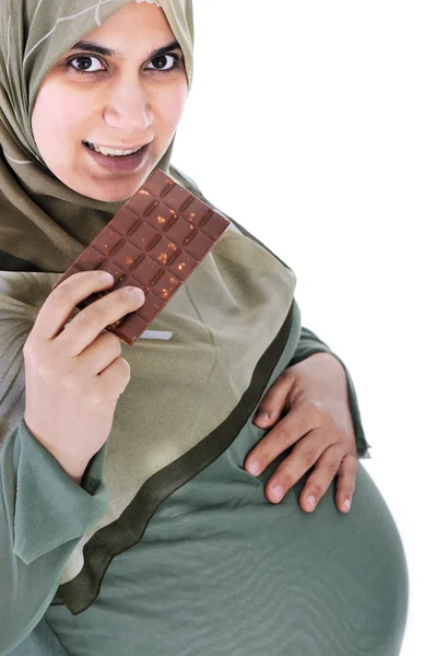 초콜릿 임신 무슬림 여성 — 스톡 사진
