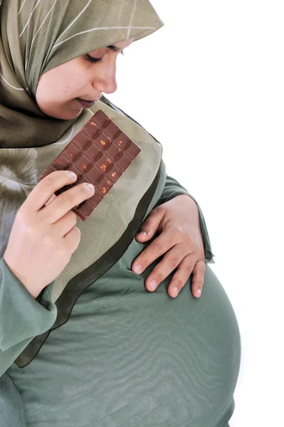 Schwangere Muslimin mit Schokolade — Stockfoto