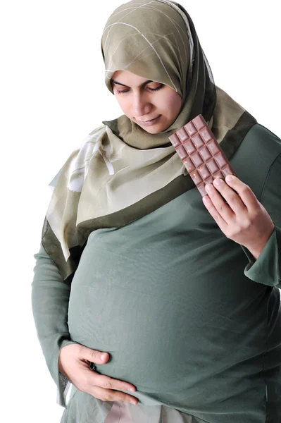 Mulher muçulmana grávida com chocolate — Fotografia de Stock