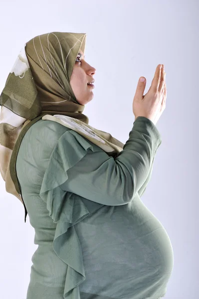 Retrato de mulher muçulmana grávida, oração — Fotografia de Stock