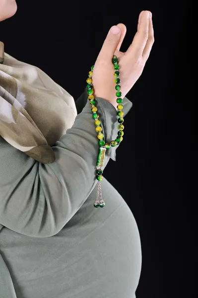 Porträt einer schwangeren muslimischen Frau, Gebet — Stockfoto