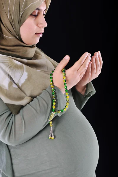Retrato de la mujer musulmana embarazada, oración — Foto de Stock