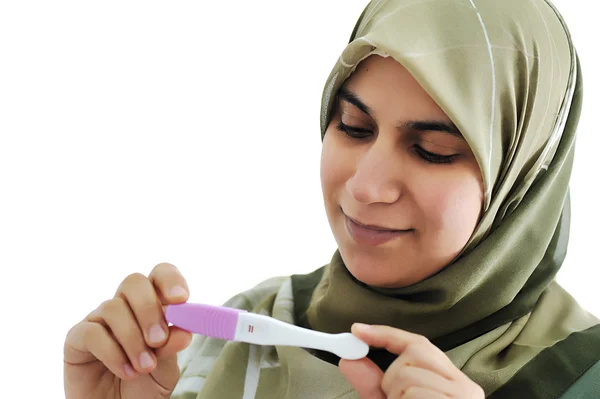Detailní obrázek pozitivní těhotenský test v těhotenství muslimské ženy rukou. — Stock fotografie
