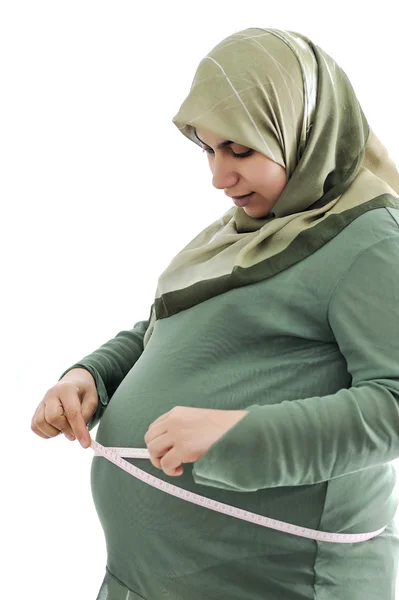 妊娠中の女性は彼女の腹を測定 — ストック写真