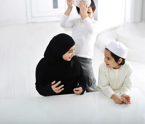 Счастливые арабские дети дома — стоковое фото