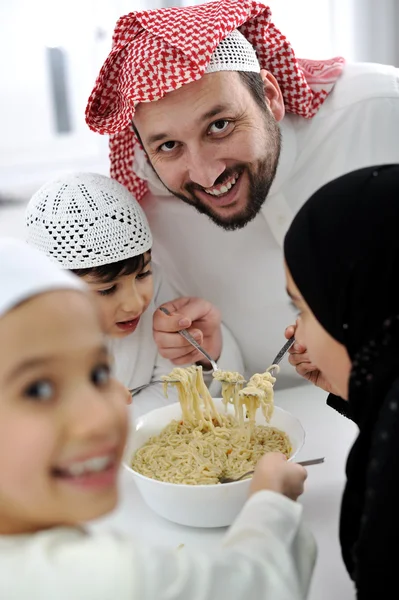 Arab muszlim család otthon eszik együtt, az apa és a gyerekek — Stock Fotó