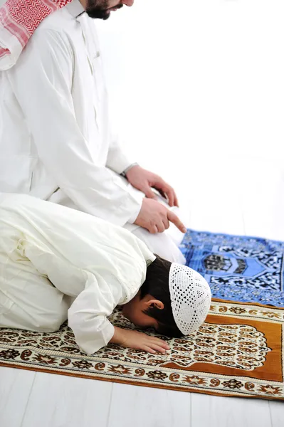 Saudi arabian father and son praying together — Stock Photo, Image