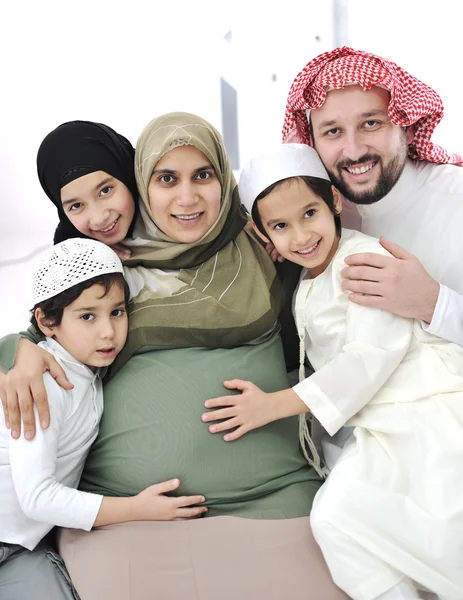 Mulher árabe muçulmana grávida com sua família, marido e filhos — Fotografia de Stock