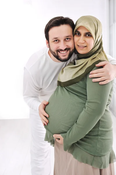 Portret szczęśliwy młodych muzułmańskich kobiety w ciąży z mężem — Zdjęcie stockowe