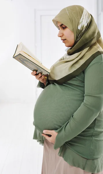 Έγκυος μουσουλμανική γυναίκα διαβάζει ελαιόπρινο Κοράνι — Φωτογραφία Αρχείου