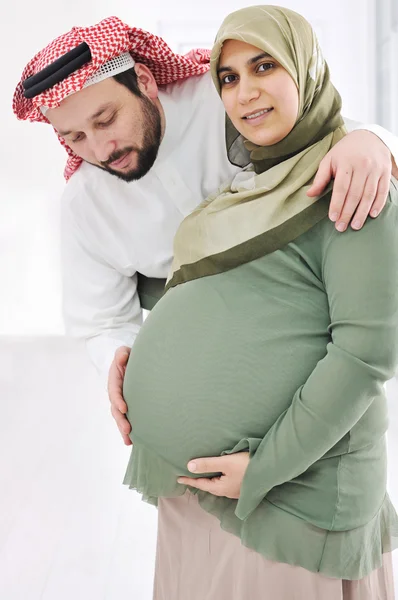 Porträtt av en lycklig ung gravid muslimsk kvinna med maken — Stockfoto