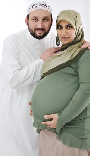 彼女の夫と幸せな若い妊婦ムスリム女性の肖像画 — ストック写真