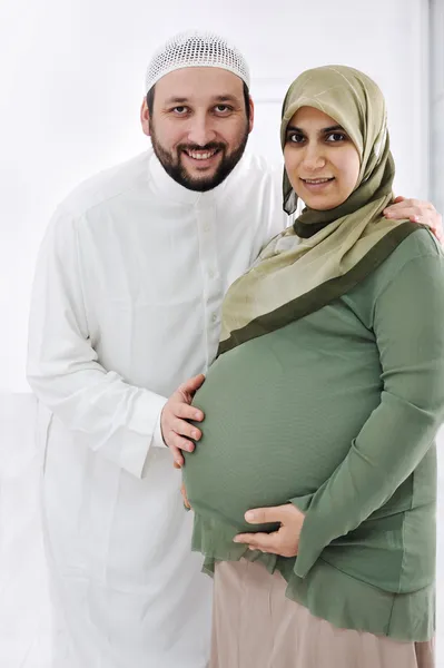 Retrato de uma jovem mulher muçulmana grávida feliz com seu marido — Fotografia de Stock