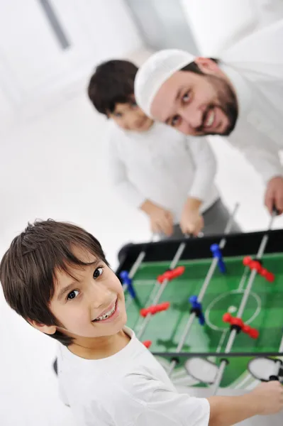 Arabische Familie spielt zu Hause zusammen, Vater und Kinder — Stockfoto