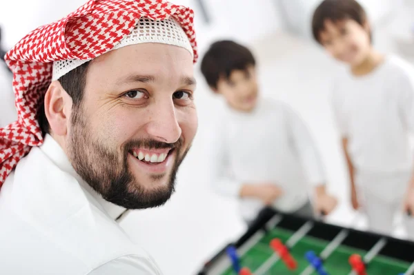 Арабская мусульманская семья играет дома вместе, отец и дети — стоковое фото