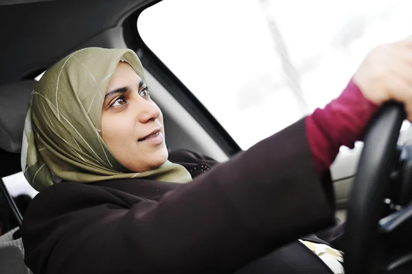 Mulher muçulmana em um carro — Fotografia de Stock