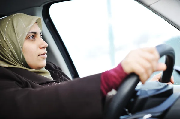 Μουσουλμανική γυναίκα σε ένα αυτοκίνητο — Φωτογραφία Αρχείου