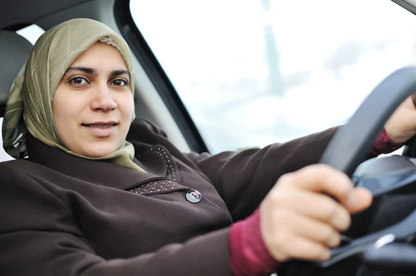 Moslimvrouw in een auto — Stockfoto