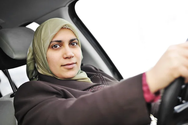 Mulher muçulmana em um carro — Fotografia de Stock