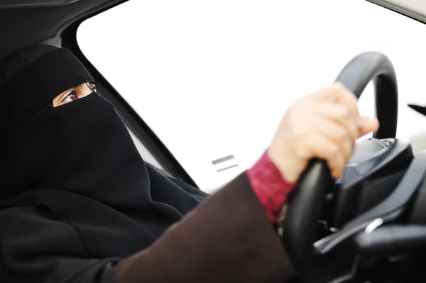 阿拉伯穆斯林女子面纱与围巾 (头巾和面纱) 驾驶汽车 — 图库照片