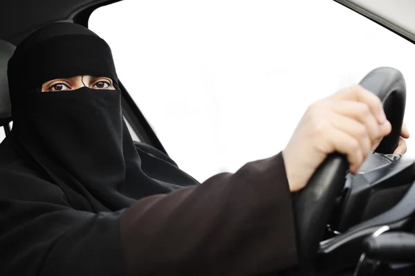 Αραβικά-μουσουλμανική γυναίκα με πέπλο και κασκόλ (hijab και niqab) οδήγηση αυτοκινήτου — Φωτογραφία Αρχείου