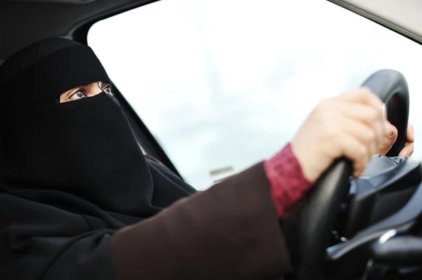 Mujer árabe musulmana con velo y bufanda (hijab y niqab) coche de conducción — Foto de Stock