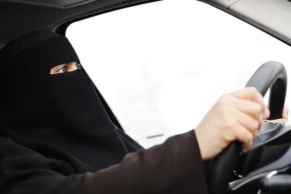 Arabisk muslimsk kvinna med slöja och halsduk (hijab och niqab) kör bil — Stockfoto