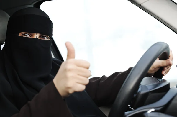 Arabische Muslimin mit Schleier und Schal (Hijab und Niqab) am Steuer — Stockfoto