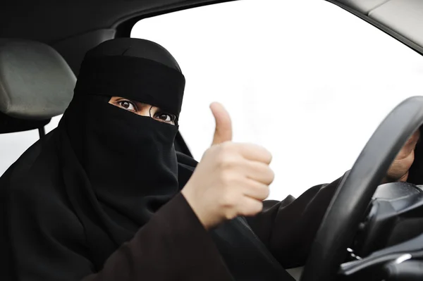 Arab muszlim nő fátyol és sál (hidzsáb és niqab) vezetés autó — Stock Fotó