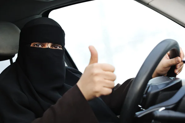 Arabo donna musulmana con velo e sciarpa (hijab e niqab) guida auto — Foto Stock