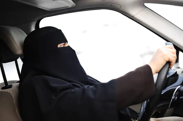 बुरखा आणि स्कार्फ (हिजब आणि निकोब) ड्रायव्हिंग कारसह अरबी मुस्लिम स्त्री — स्टॉक फोटो, इमेज