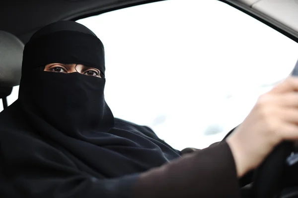 阿拉伯穆斯林女子面纱与围巾 (头巾和面纱) 驾驶汽车 — 图库照片