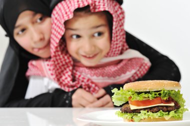 Arap kız ve erkek büyük hamburger ile