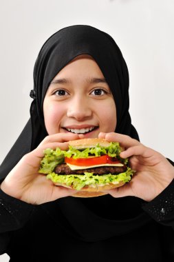 Arapça küçük hamburger yiyen kadın