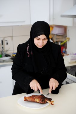 güzel bir Müslüman kadın mutfakta