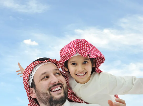 Mellanöstern familjen hemma — Stockfoto
