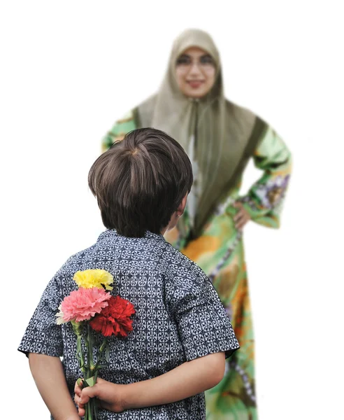 Ευτυχισμένο αγόρι με ένα μπουκέτο με τουλίπες για τη μητέρα του — Φωτογραφία Αρχείου