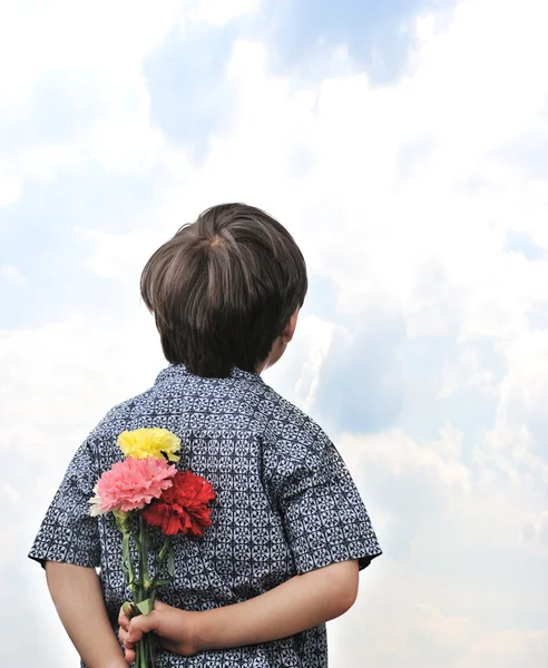 Ευτυχισμένο αγόρι με ένα μπουκέτο με τουλίπες — Φωτογραφία Αρχείου